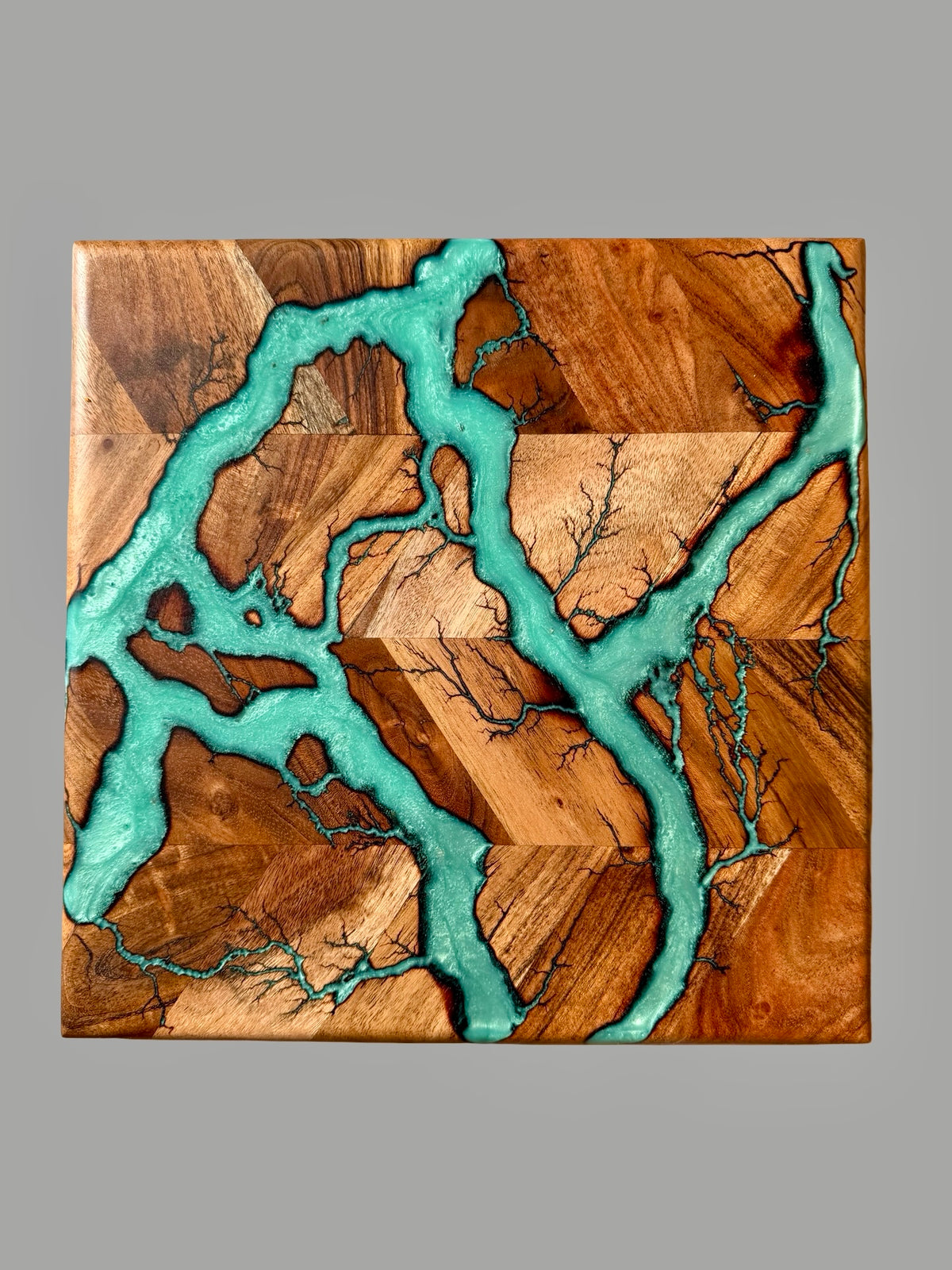 Amazing resin art chopping board with Lichtenberg resin art
