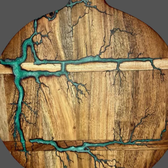 Round resin paddle board by Fractal Flow Designs – crafted in Bairnsdale using local timber. Designed for grazing tables, BBQ spreads, and stylish Aussie gifts.