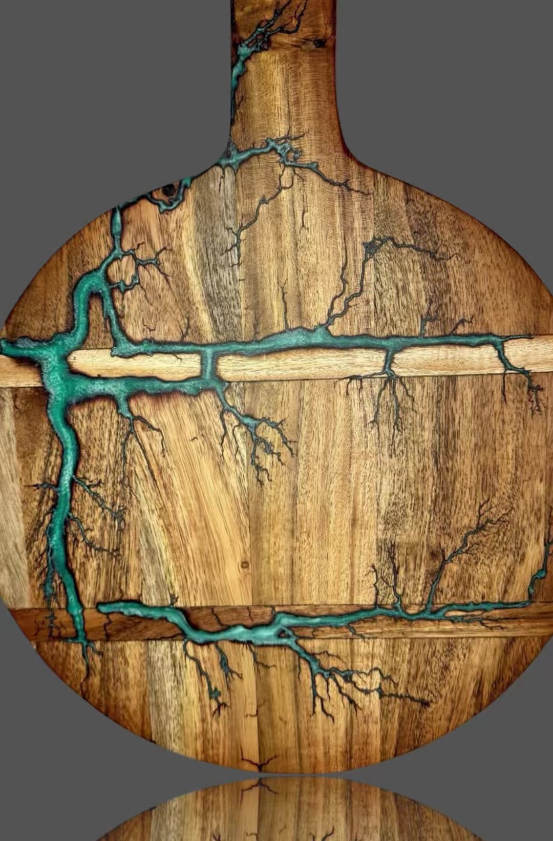 Round resin paddle board by Fractal Flow Designs – crafted in Bairnsdale using local timber. Designed for grazing tables, BBQ spreads, and stylish Aussie gifts.